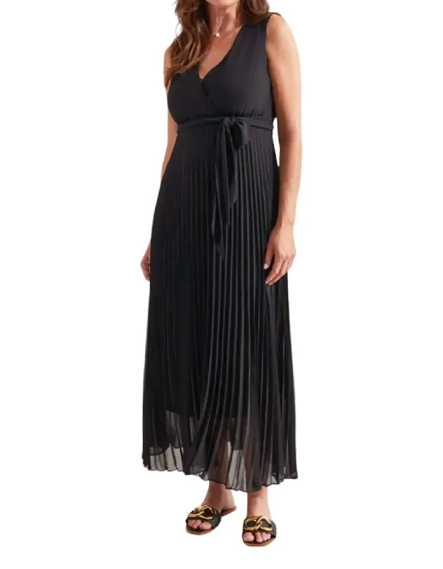 Fashion Essentials Plisee Dress In Black